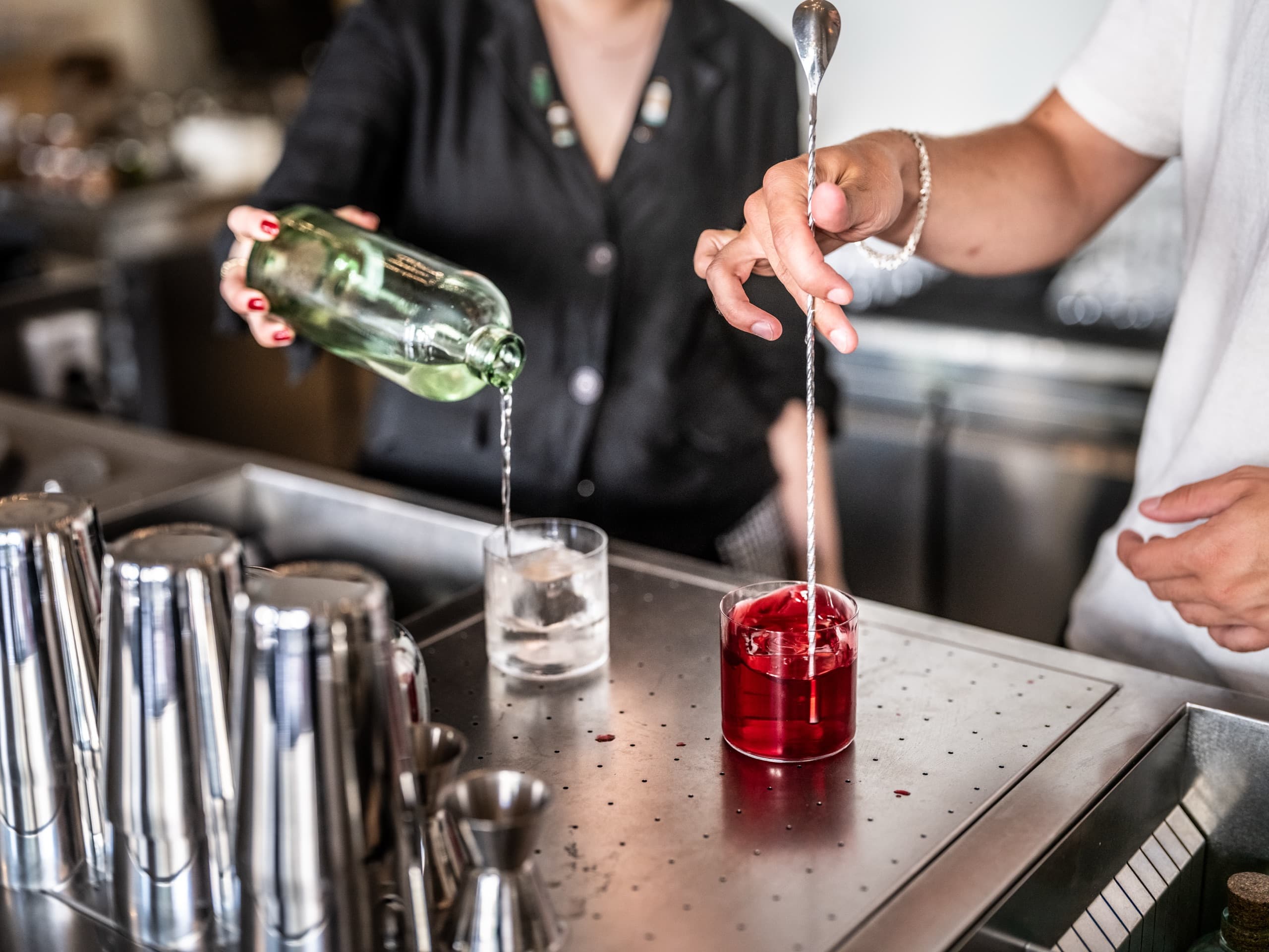 Bartender häller upp en cocktail i baren på Västra Hamngatan